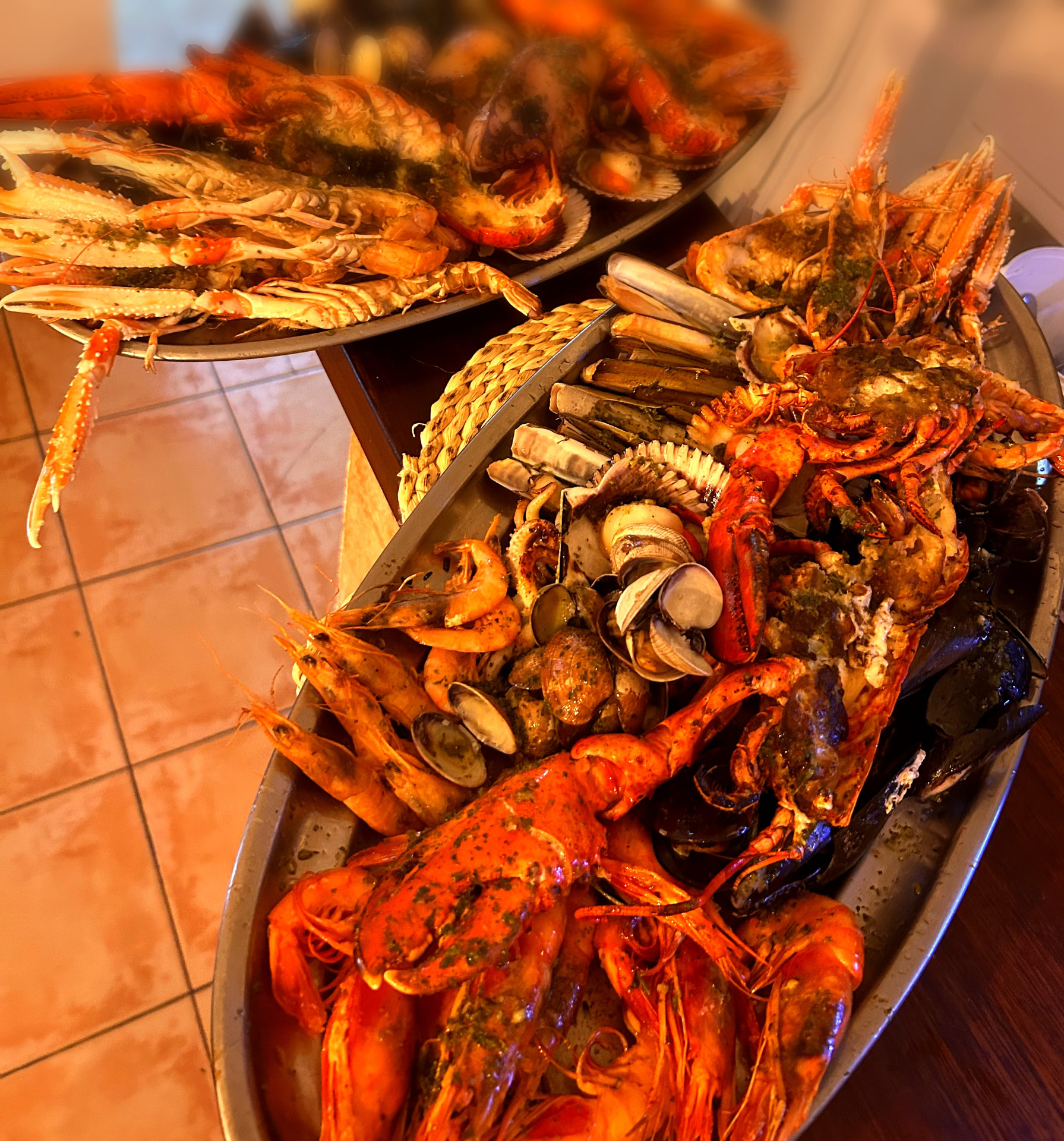 Mariscada completa de Can Serra con bogavante, langostinos, almejas y cigalas